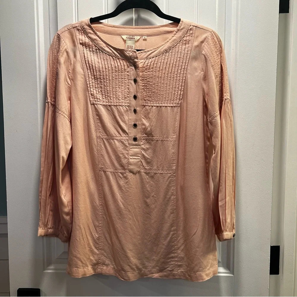 Sundance Peach Pleated Long Sleeved Shirt. Size Small.‎